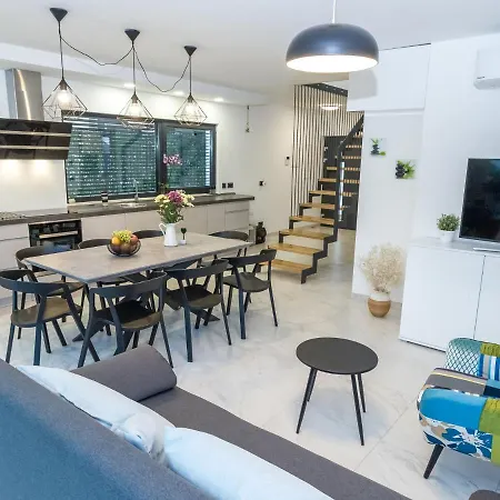 Luxury With Private Heated Pool Villa *