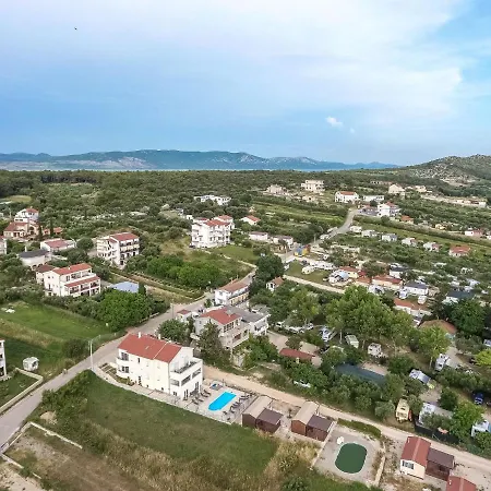 In Pako Tane Near & Pool Villa Pakoštane