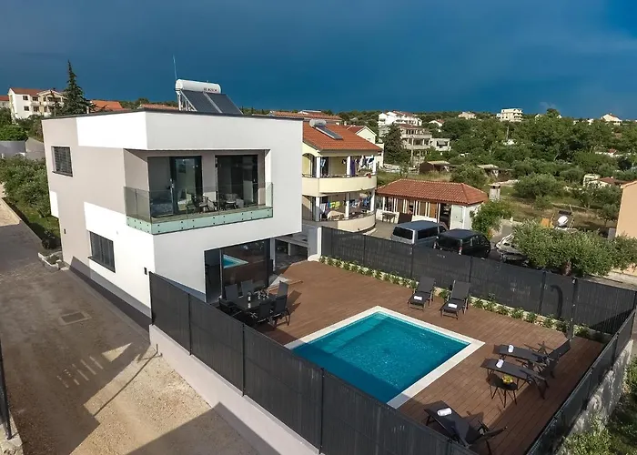 Villa In Pako Tane Near Beach & Pool باكوشتاني